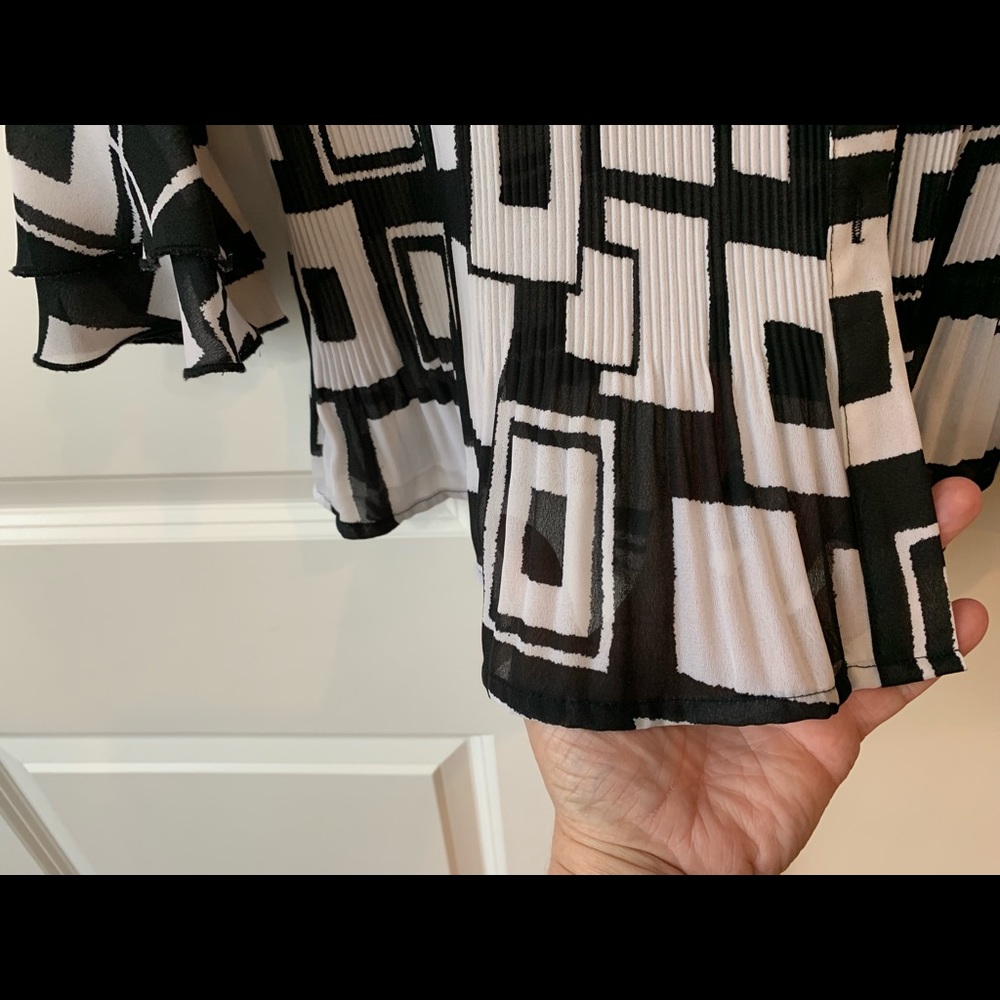 Blk/Wht geometric pattern button blouse - Picture 3 of 5